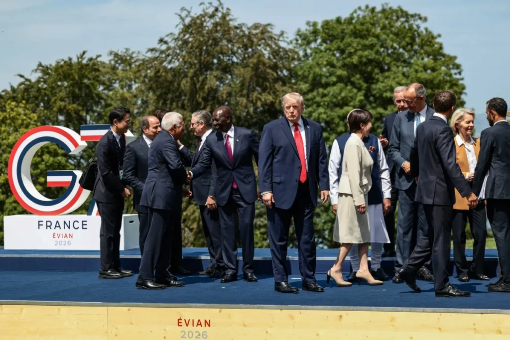 Trump appears disoriented and wandering among world leaders at G7 summit