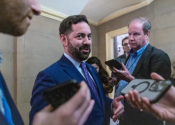 ‘Phony moderate’ closer to losing swing seat than GOP wants to admit: columnist