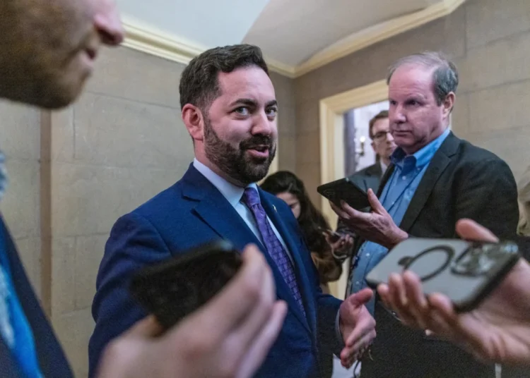 ‘Phony moderate’ closer to losing swing seat than GOP wants to admit: columnist