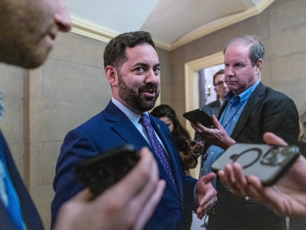 ‘Phony moderate’ closer to losing swing seat than GOP wants to admit: columnist