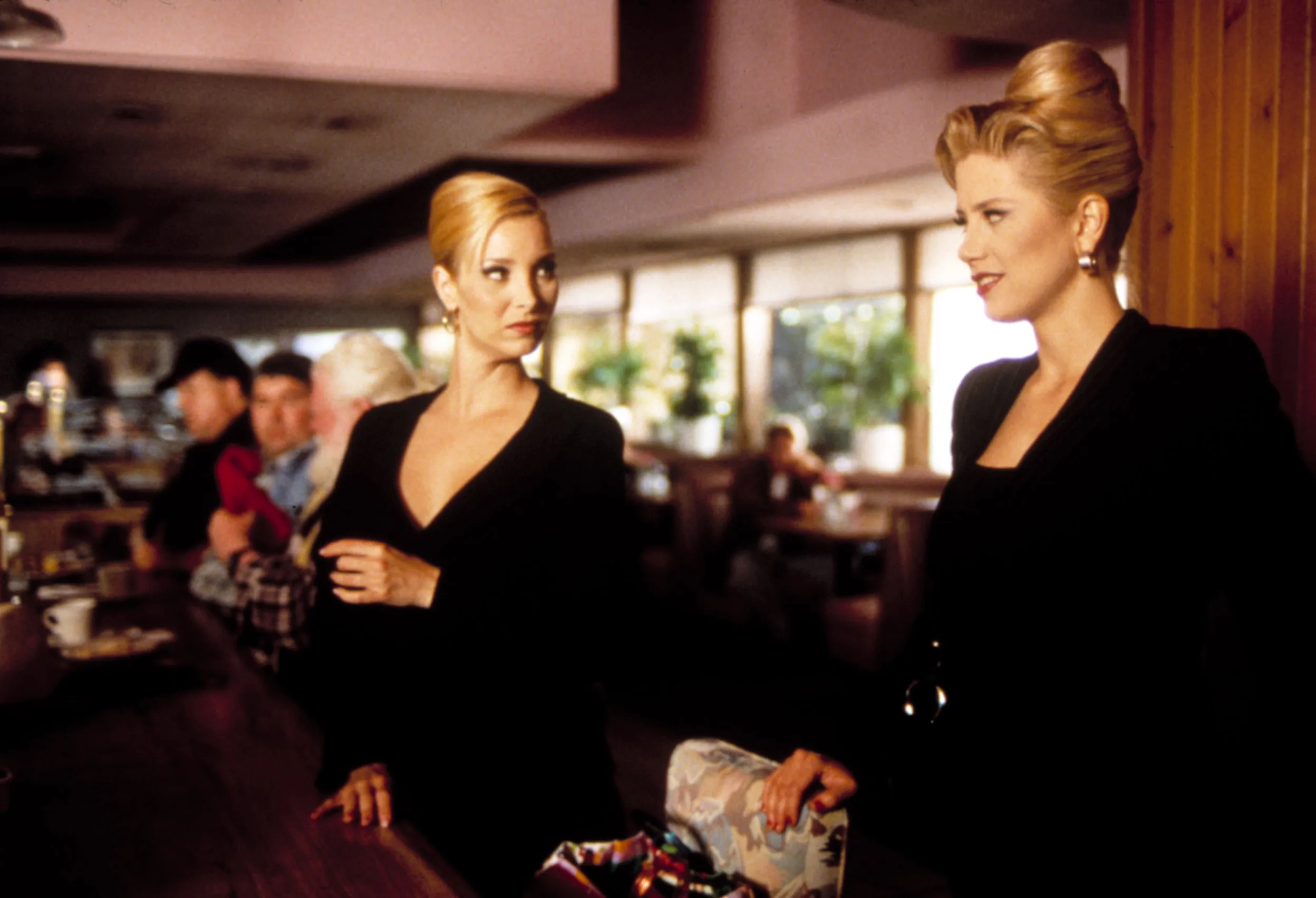 Lisa Kudrow and Mira Sorvino in