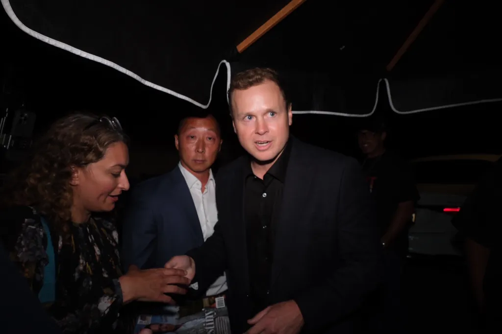 Spencer Pratt shaking hands with an attendee at his election event.