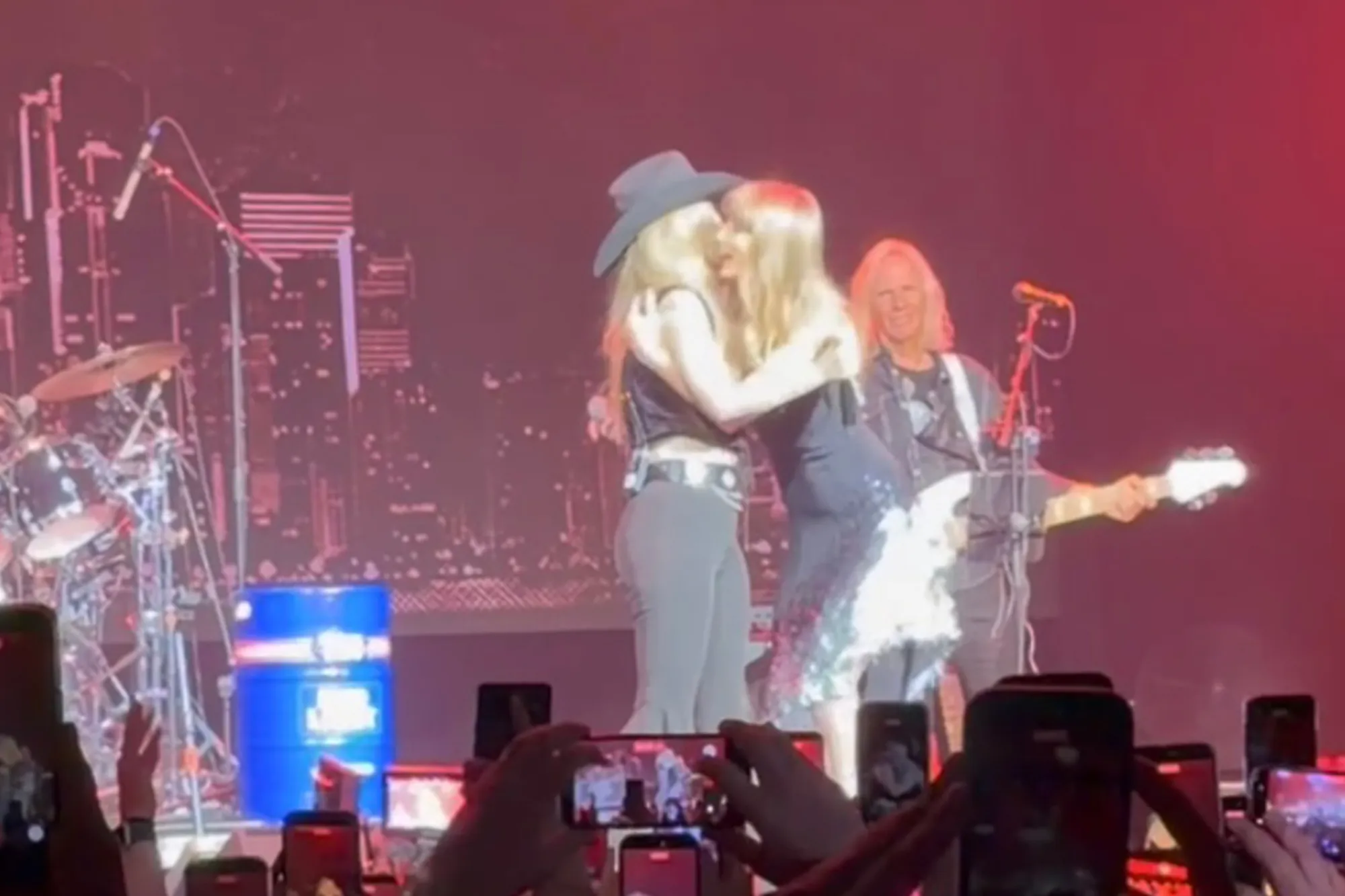 Taylor Swift hugging Kelly Clarkson on stage.