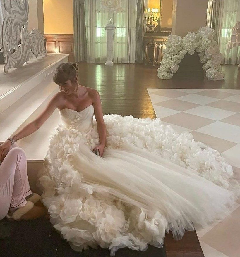 Taylor Swift in the wedding dress from the 