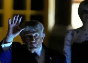Anonymous Trump official criticizes Iranian peace deal