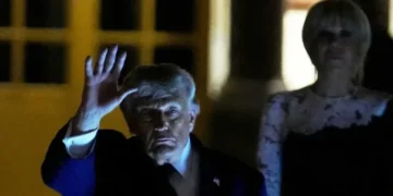 Anonymous Trump official criticizes Iranian peace deal