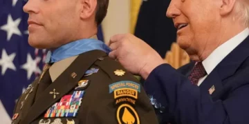 Observers baffled as Trump struggles to clasp Medal of Honor around veteran