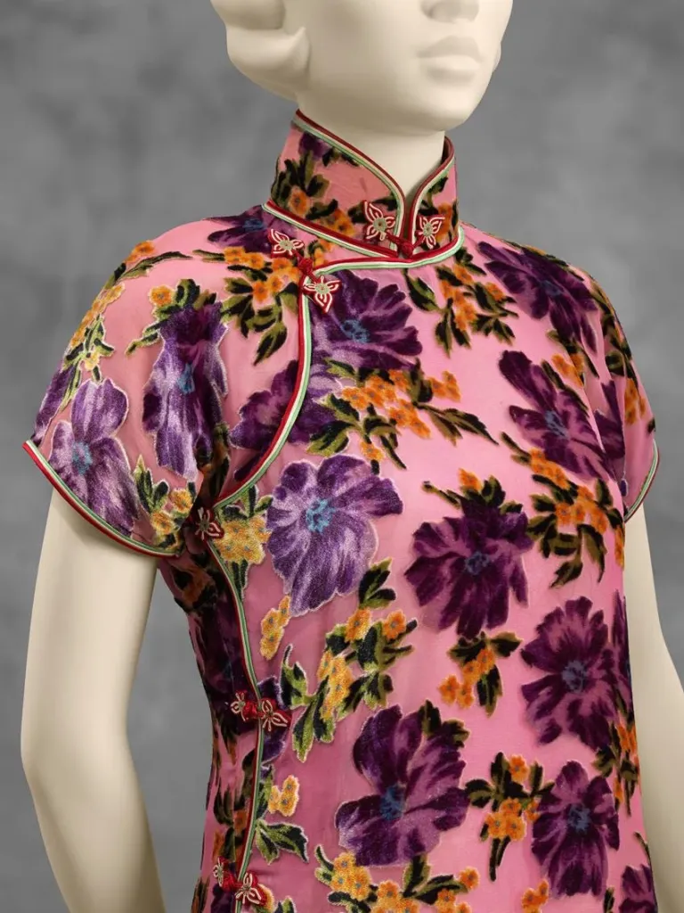 Dress (qipao), China, 1939–40, Los Angeles County Museum of Art, Costume Council Acquisition Fund, mannequin head by Jason Wu. Source: Museum Associates/LACMA