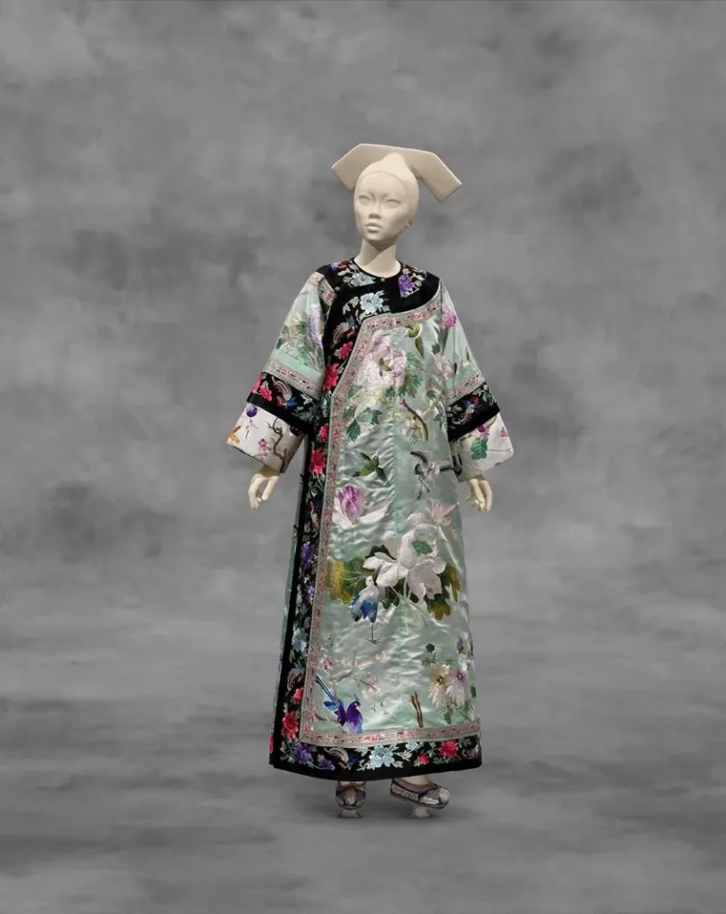 Manchu-style informal dress and shoes, China, late Qing dynasty (1644–1911), c. 1900. Source: Museum Associates/LACMA