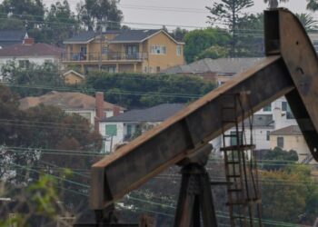 Los Angeles tries again to phase-out urban oil production