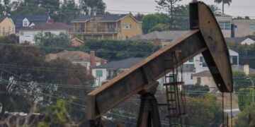Los Angeles tries again to phase-out urban oil production