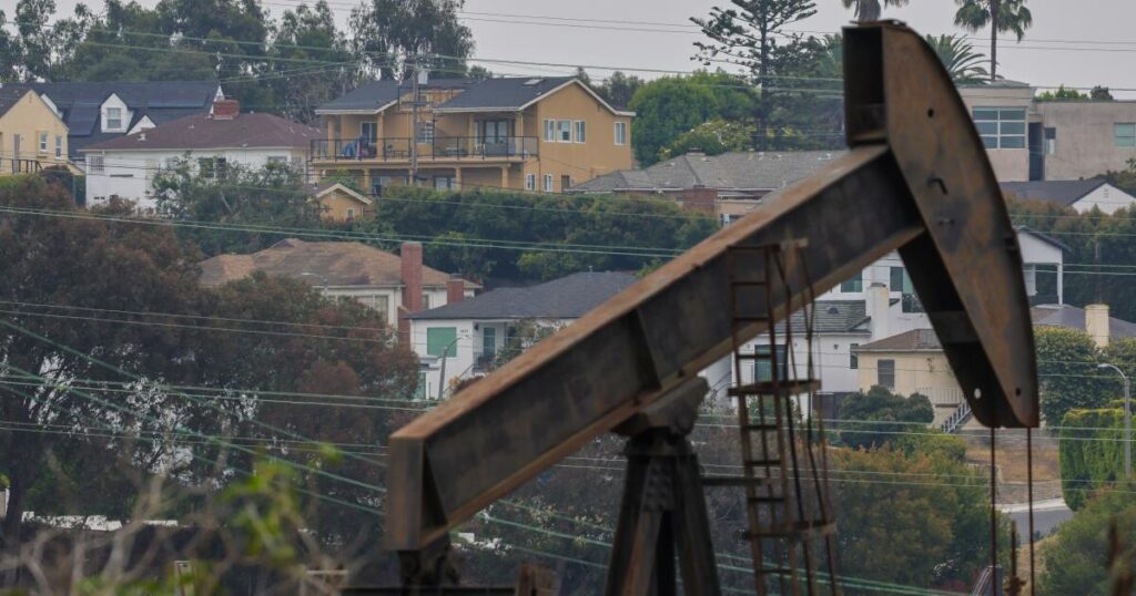 Los Angeles tries again to phase-out urban oil production