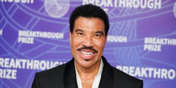 Lionel Richie abruptly pulls the plug on first tour stop after ‘dizzy’ spell
