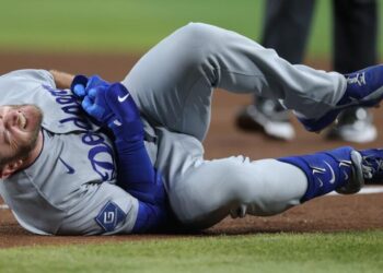 Dodgers’ Max Muncy involved in huge collision with Arizona’s Ildemaro Vargas