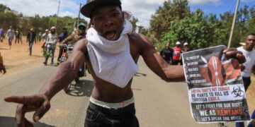 Hundreds of youths protest outside Kenya’s Ebola quarantine center for U.S. citizens
