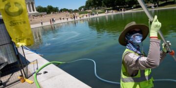 Trump administration uses hydrogen peroxide and tiny bubbles against algae in Reflecting Pool