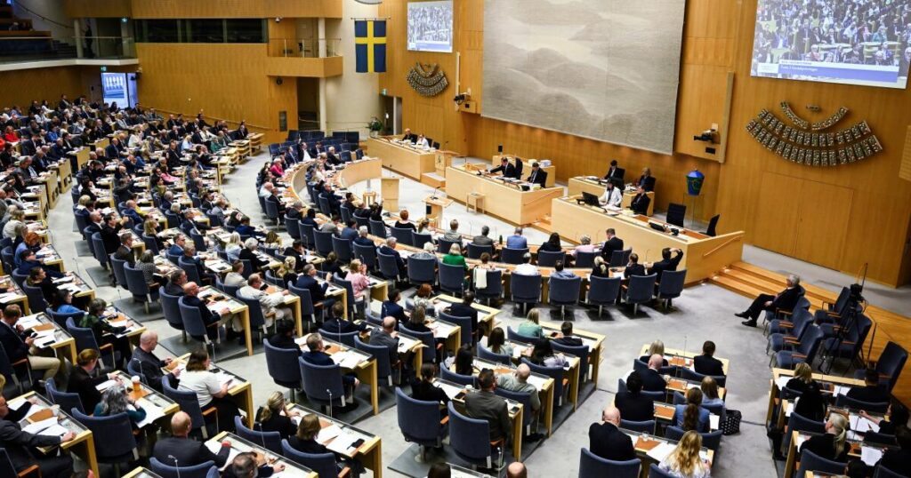 Sweden requires public workers to report migrants not authorized to live there