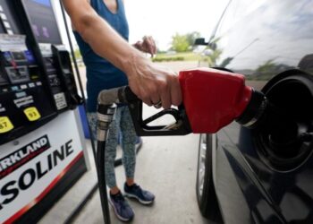 U.S. gas prices drop below $4 for first time since March but remain 25% higher than last year