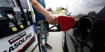 U.S. gas prices drop below $4 for first time since March but remain 25% higher than last year