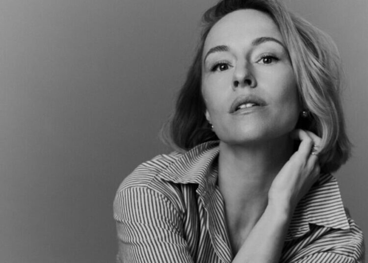 Sarah Goldberg didn’t want to be ‘the girl next door.’ So she charted a tougher path