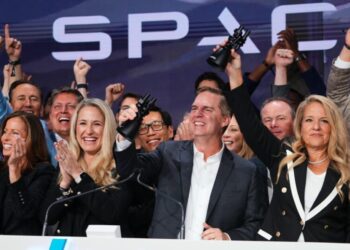 SpaceX stock returns to Earth after record IPO