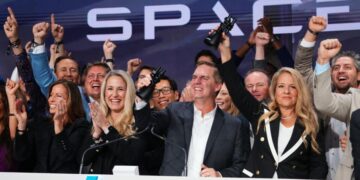 SpaceX stock returns to Earth after record IPO