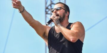 Country singer Tyler Farr canceled show because of a farm accident that left him severely concussed