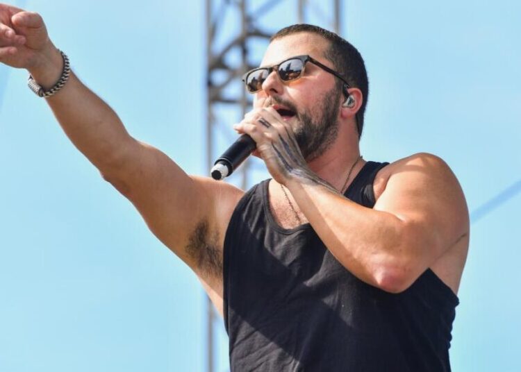 Country singer Tyler Farr canceled show because of a farm accident that left him severely concussed