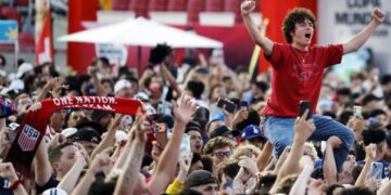 U.S. fans roar at Coliseum watch party, enjoy inexpensive World Cup energy