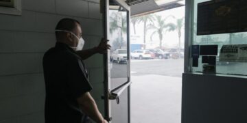 Warehouse fire disrupts lives, businesses in Los Angeles: ‘No one is coming’