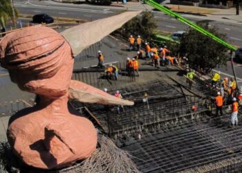 Mystery artist steps forward as future of iconic bird atop L.A. eyesore in doubt