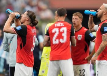 Fox embraces a hybrid ad approach during World Cup hydration breaks, following backlash