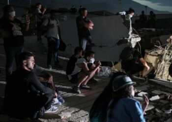 Venezuelans search more earthquake ruins as attention turns to humanitarian crisis