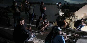 Venezuelans search more earthquake ruins as attention turns to humanitarian crisis