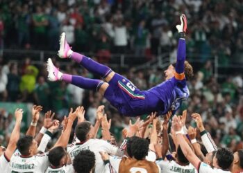 Mexico celebrates magical World Cup win over Czechia at rowdy Azteca Stadium