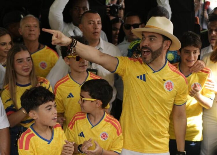 Trump-endorsed De la Espriella holds slim lead in Colombia’s election as his rival challenges vote