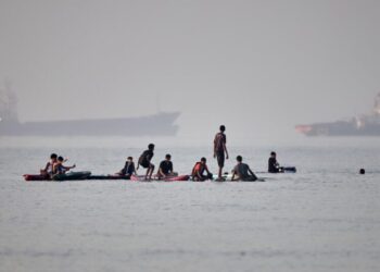 A new exchange of fire with Iran in the gulf tests the fragile ceasefire