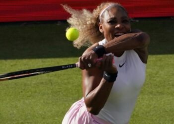 Serena Williams gets a doubles win in her first professional match in almost four years
