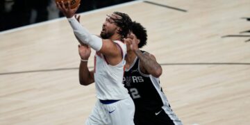 NBA Finals: Jalen Brunson scores 30 points, Knicks rally to beat Spurs in Game 1