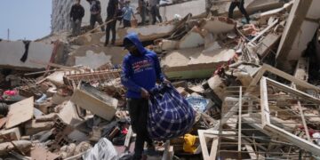 Venezuela death toll nears 1,000 as aid workers from L.A. and across the globe arrive