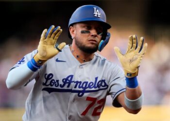 Wife, kids of Dodgers’ Miguel Rojas in Caracas when earthquakes hit Venezuela