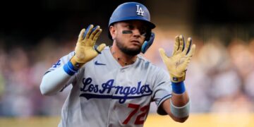 Wife, kids of Dodgers’ Miguel Rojas in Caracas when earthquakes hit Venezuela