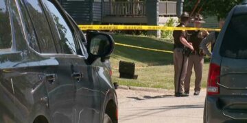 Police investigate Iowa man suspected of killing 6 of his relatives and then himself