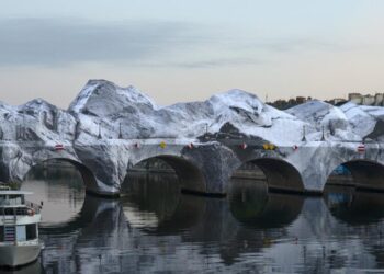 A fake mountain and real magic transform Paris’ oldest bridge