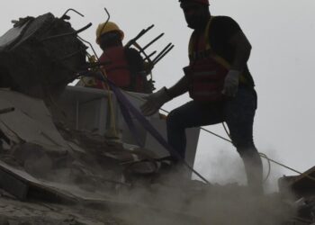 His family trapped in Venezuelan quakes, he turned to social media for help