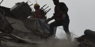 His family trapped in Venezuelan quakes, he turned to social media for help
