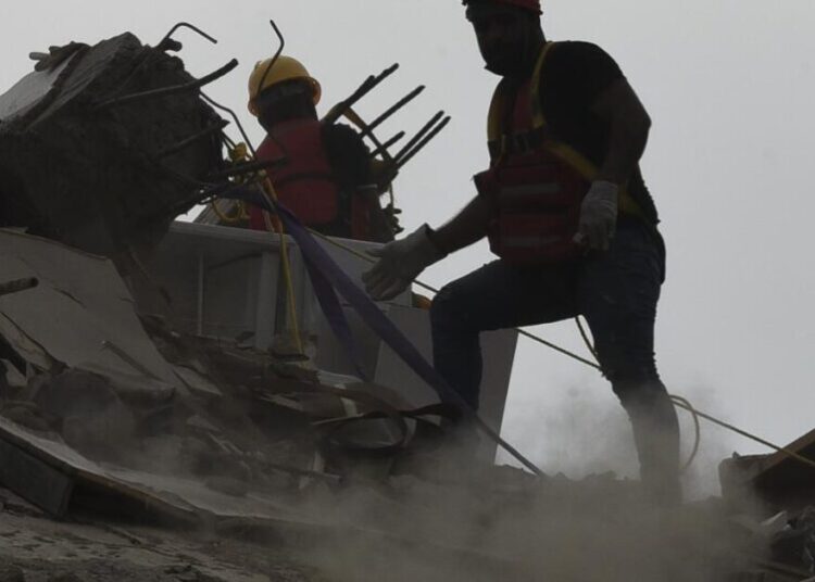 His family trapped in Venezuelan quakes, he turned to social media for help