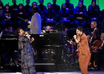 Hollywood Bowl kicks off season with heartfelt ‘Best of Broadway’ — though ‘best’ may be a stretch