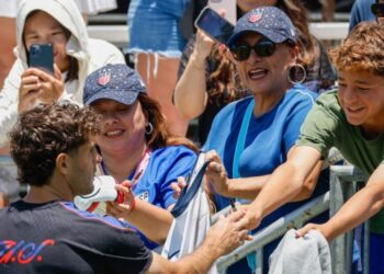 Chanting ‘USA! USA!,’ thousands welcome U.S. men’s soccer team to SoCal ahead of World Cup