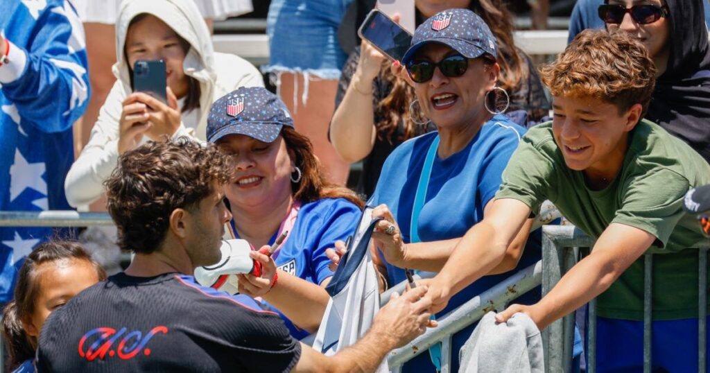 Chanting ‘USA! USA!,’ thousands welcome U.S. men’s soccer team to SoCal ahead of World Cup